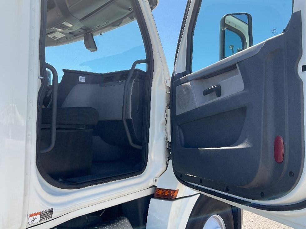 Day Cab Tractor-Heavy Duty Tractors-Freightliner-2019-T12664ST-Flint-MI-663,007\n\t\tmiles-$ 26,750 - Image 12