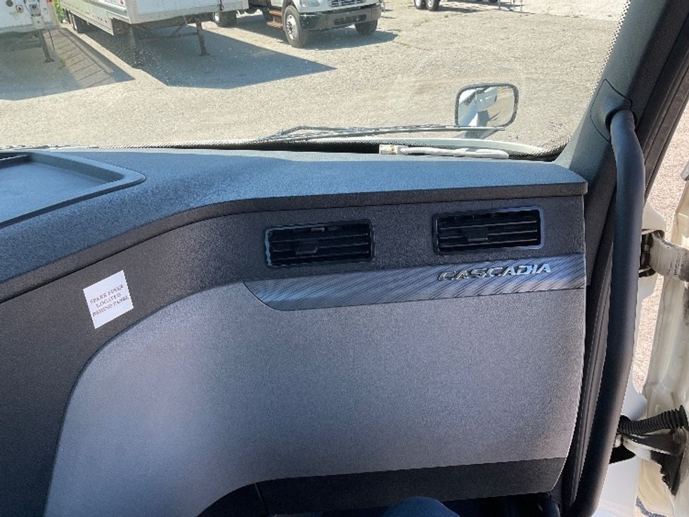 Day Cab Tractor-Heavy Duty Tractors-Freightliner-2019-T12664ST-Flint-MI-663,007\n\t\tmiles-$ 26,750 - Image 13