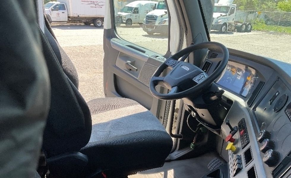 Day Cab Tractor-Heavy Duty Tractors-Freightliner-2019-T12664ST-Flint-MI-663,007\n\t\tmiles-$ 26,750 - Image 14