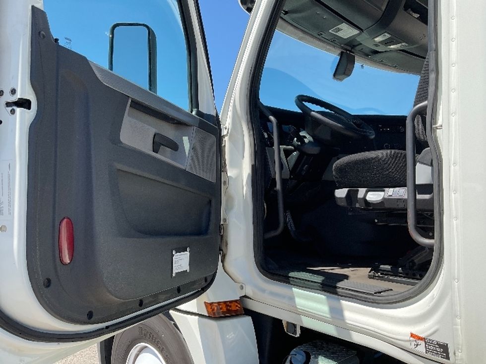 Day Cab Tractor-Heavy Duty Tractors-Freightliner-2019-T12664ST-Flint-MI-663,007\n\t\tmiles-$ 26,750 - Image 9