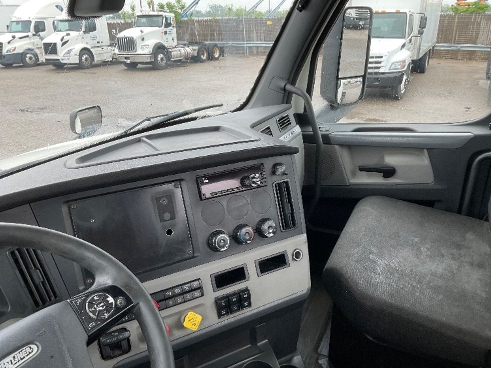 Day Cab Tractor-Heavy Duty Tractors-Freightliner-2019-T12664ST-Flint-MI-670,622\n\t\tmiles-$ 26,750 - Image 10