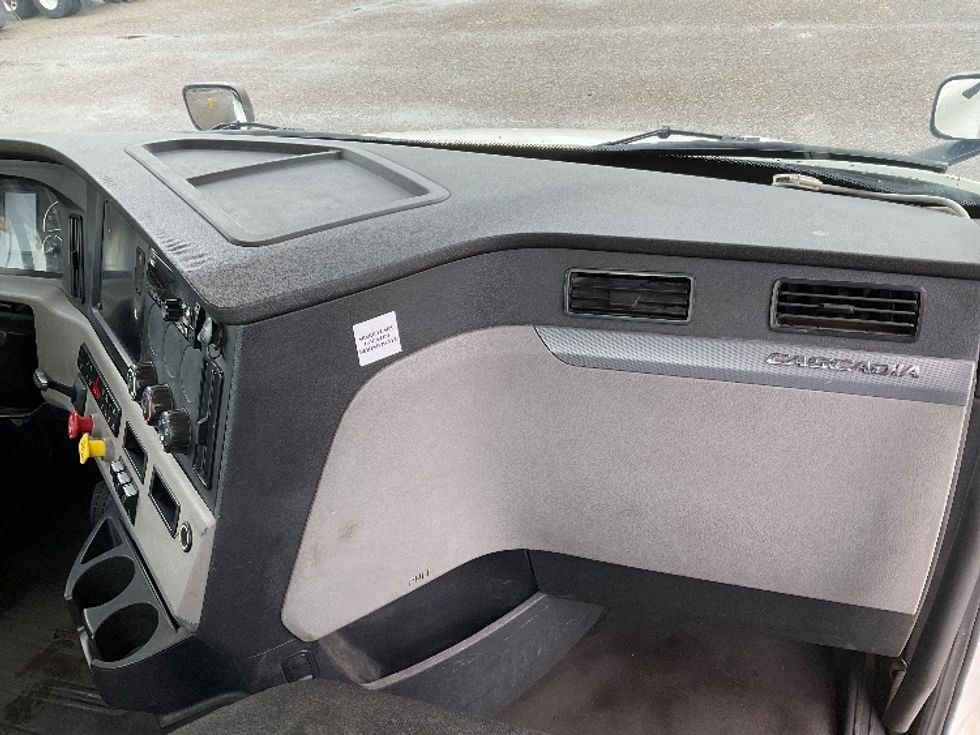 Day Cab Tractor-Heavy Duty Tractors-Freightliner-2019-T12664ST-Flint-MI-670,622\n\t\tmiles-$ 26,750 - Image 13