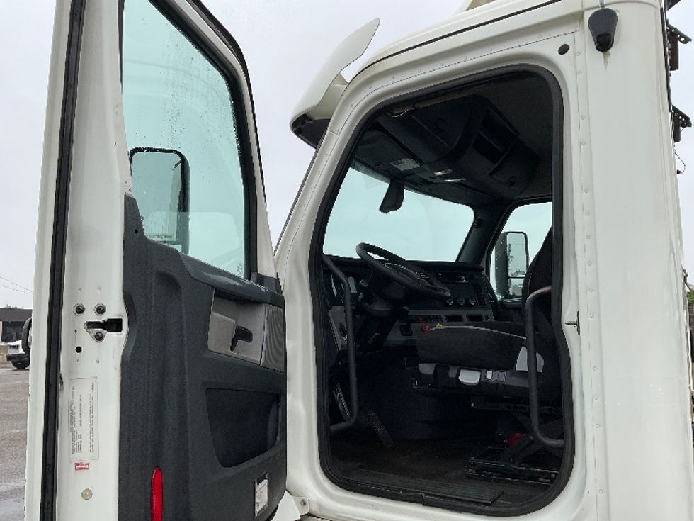 Day Cab Tractor-Heavy Duty Tractors-Freightliner-2019-T12664ST-Flint-MI-670,622\n\t\tmiles-$ 26,750 - Image 9