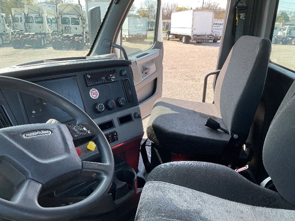 Day Cab Tractor-Heavy Duty Tractors-Freightliner-2019-T12664ST-Flint-MI-673,253\n\t\tmiles-$ 26,750 - Image 10