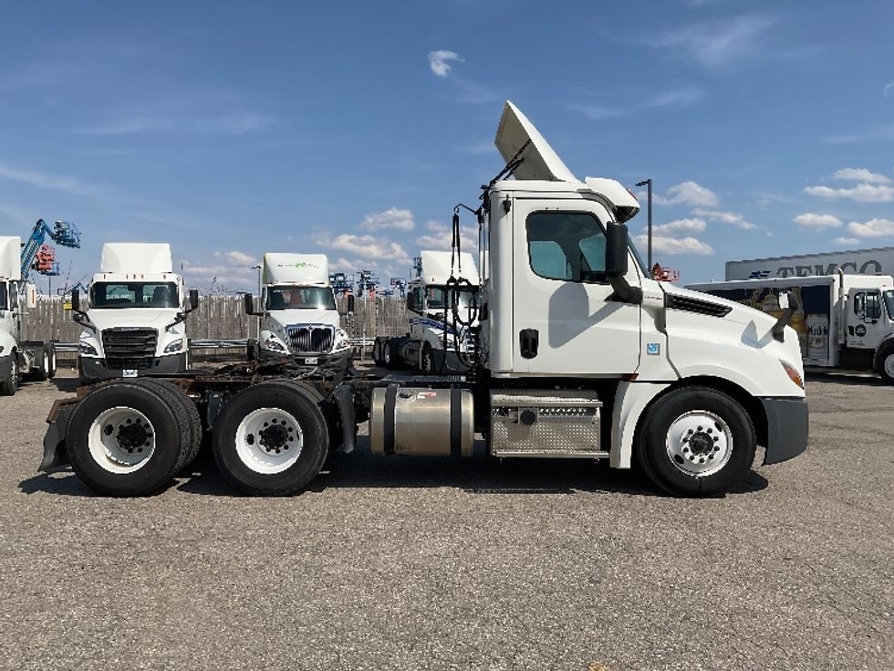 Day Cab Tractor-Heavy Duty Tractors-Freightliner-2019-T12664ST-Flint-MI-673,253\n\t\tmiles-$ 26,750 - Image 8