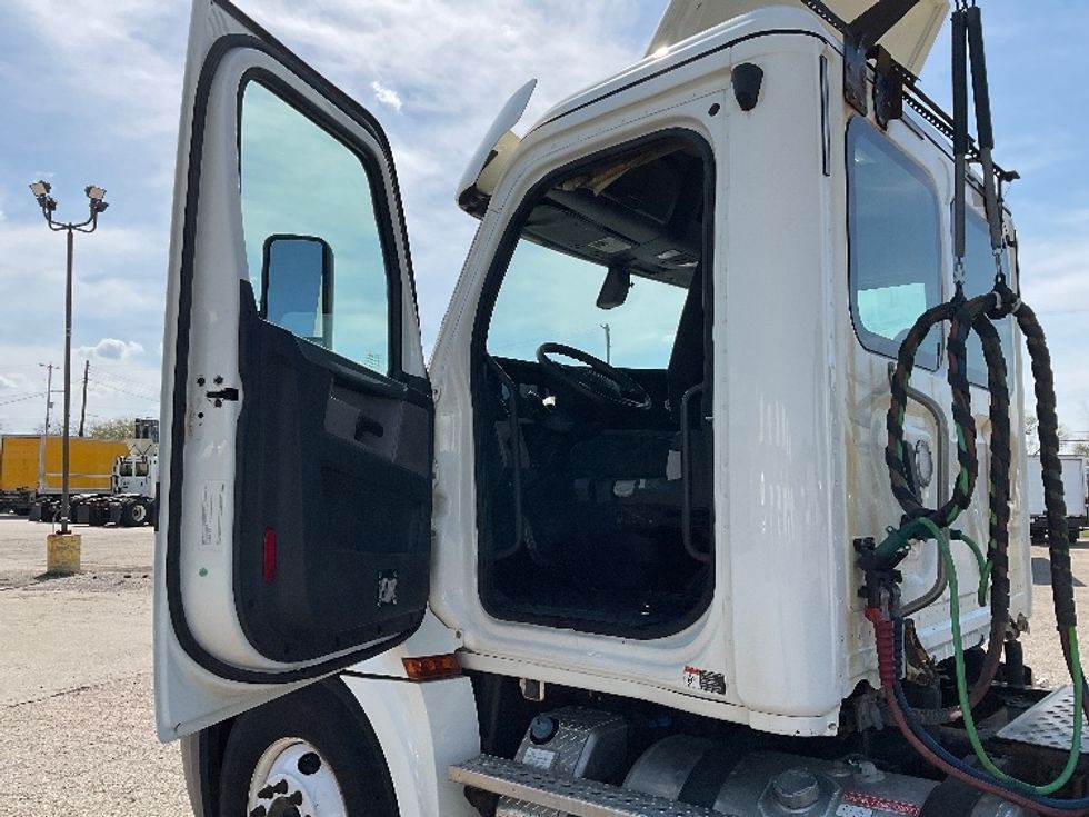 Day Cab Tractor-Heavy Duty Tractors-Freightliner-2019-T12664ST-Flint-MI-673,253\n\t\tmiles-$ 26,750 - Image 9