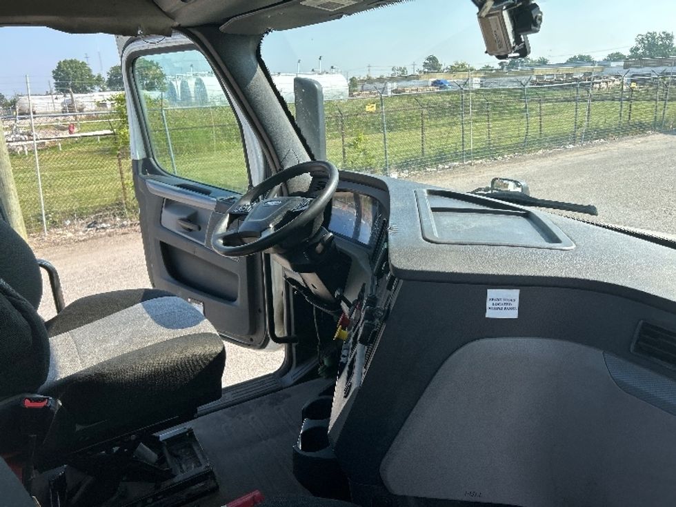 Day Cab Tractor-Heavy Duty Tractors-Freightliner-2019-T12664ST-Flint-MI-697,787\n\t\tmiles-$ 26,750 - Image 14