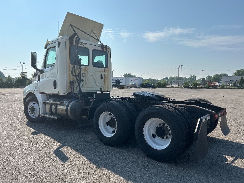 Day Cab Tractor-Heavy Duty Tractors-Freightliner-2019-T12664ST-Flint-MI-697,787\n\t\tmiles-$ 26,750 - Image 5