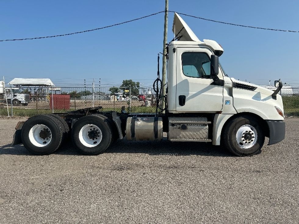 Day Cab Tractor-Heavy Duty Tractors-Freightliner-2019-T12664ST-Flint-MI-697,787\n\t\tmiles-$ 26,750 - Image 8