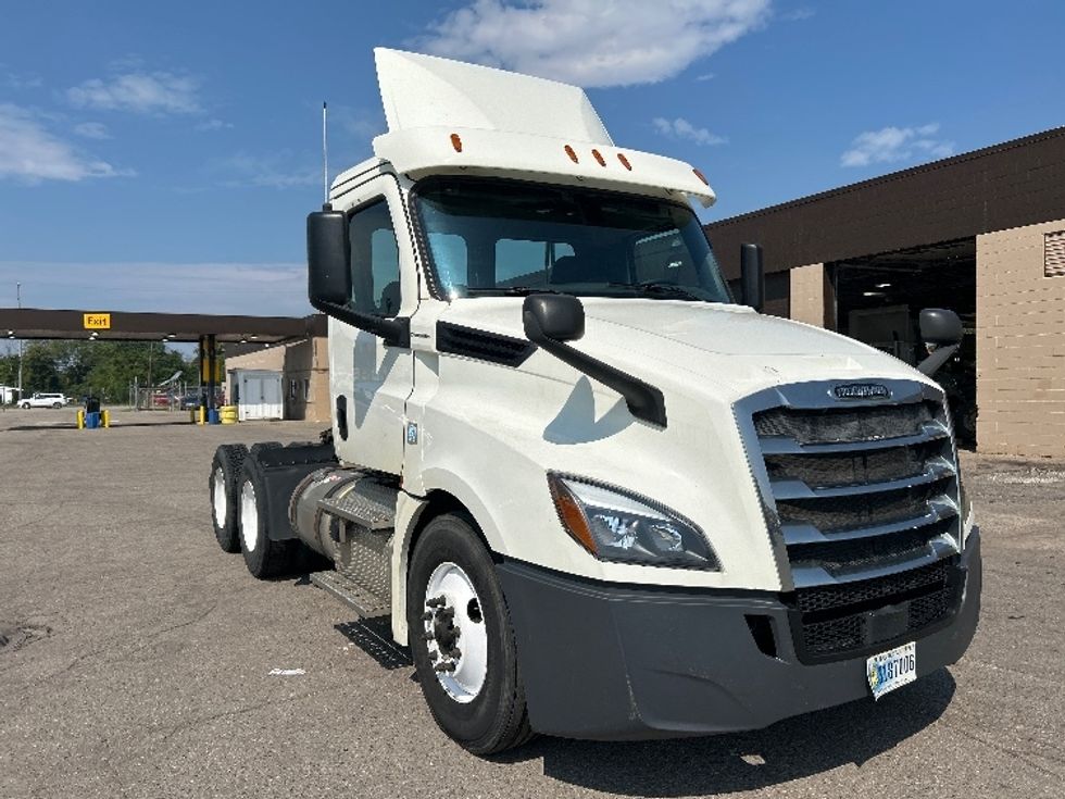 Day Cab Tractor-Heavy Duty Tractors-Freightliner-2019-T12664ST-Flint-MI-704,320\n\t\tmiles-$ 26,750 - Image 1