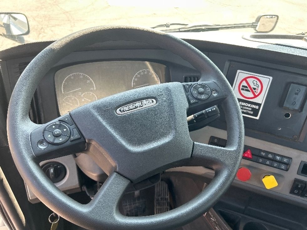 Day Cab Tractor-Heavy Duty Tractors-Freightliner-2019-T12664ST-Flint-MI-704,320\n\t\tmiles-$ 26,750 - Image 10