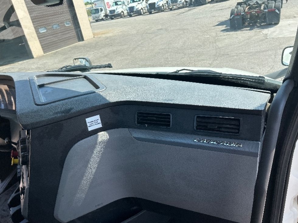 Day Cab Tractor-Heavy Duty Tractors-Freightliner-2019-T12664ST-Flint-MI-704,320\n\t\tmiles-$ 26,750 - Image 12