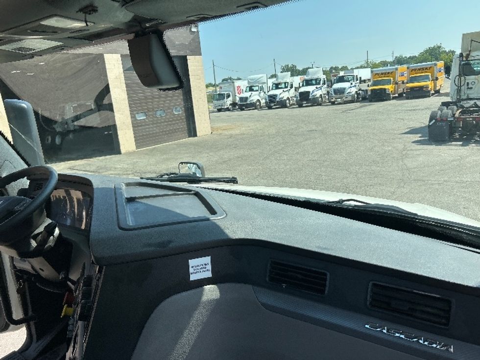 Day Cab Tractor-Heavy Duty Tractors-Freightliner-2019-T12664ST-Flint-MI-704,320\n\t\tmiles-$ 26,750 - Image 13