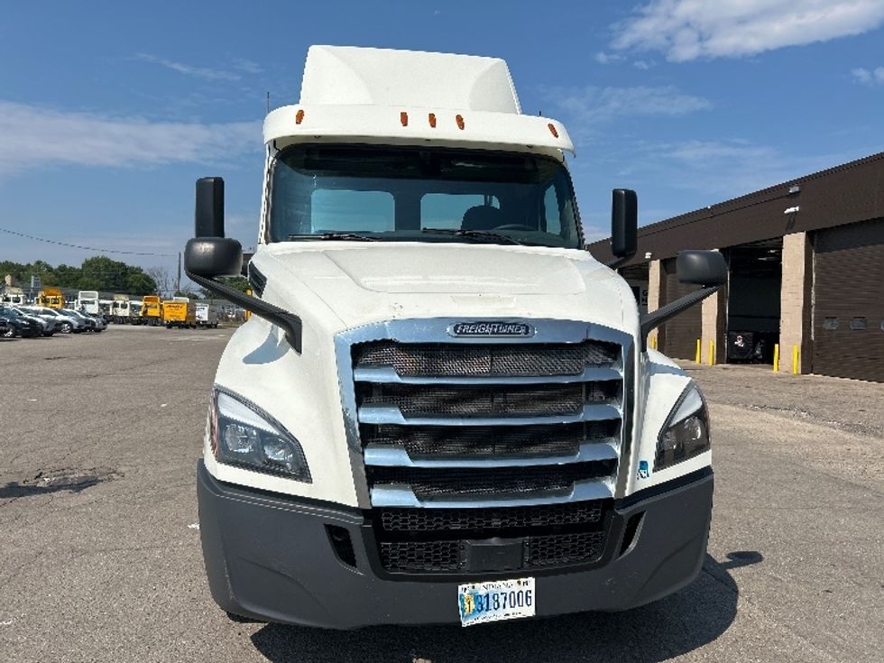 Day Cab Tractor-Heavy Duty Tractors-Freightliner-2019-T12664ST-Flint-MI-704,320\n\t\tmiles-$ 26,750 - Image 2