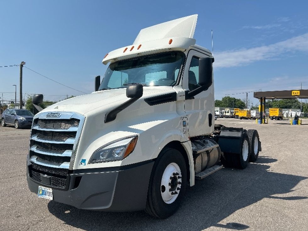 Day Cab Tractor-Heavy Duty Tractors-Freightliner-2019-T12664ST-Flint-MI-704,320\n\t\tmiles-$ 26,750 - Image 3