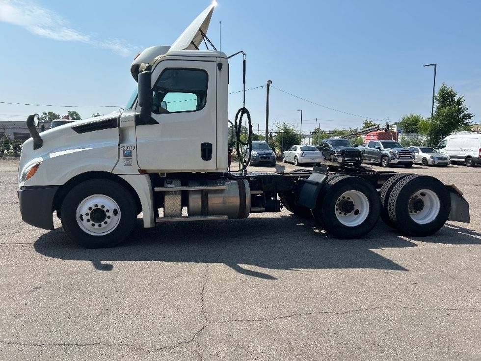 Day Cab Tractor-Heavy Duty Tractors-Freightliner-2019-T12664ST-Flint-MI-704,320\n\t\tmiles-$ 26,750 - Image 4