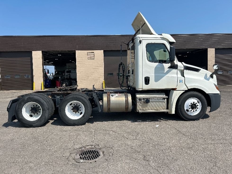 Day Cab Tractor-Heavy Duty Tractors-Freightliner-2019-T12664ST-Flint-MI-704,320\n\t\tmiles-$ 26,750 - Image 7