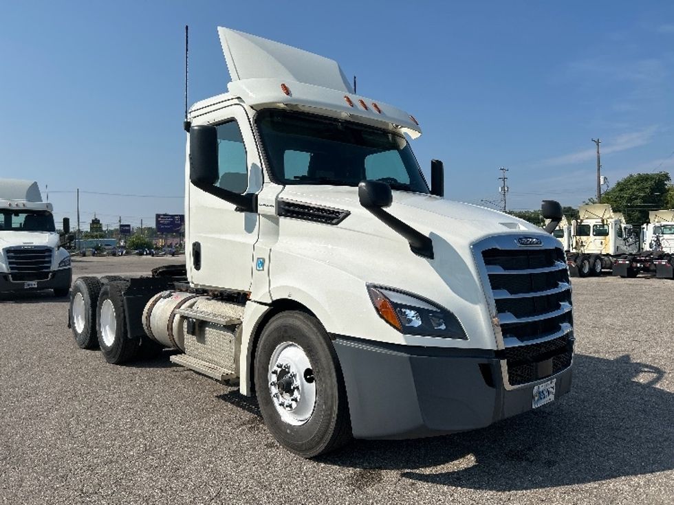 Day Cab Tractor-Heavy Duty Tractors-Freightliner-2019-T12664ST-Flint-MI-767,633\n\t\tmiles-$ 26,750 - Image 1