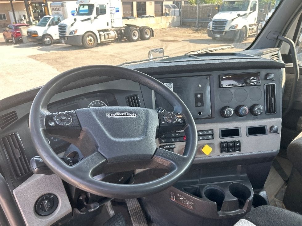 Day Cab Tractor-Heavy Duty Tractors-Freightliner-2019-T12664ST-Flint-MI-767,633\n\t\tmiles-$ 26,750 - Image 10