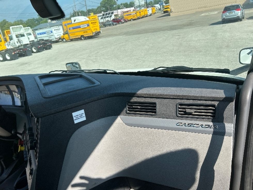 Day Cab Tractor-Heavy Duty Tractors-Freightliner-2019-T12664ST-Flint-MI-767,633\n\t\tmiles-$ 26,750 - Image 13