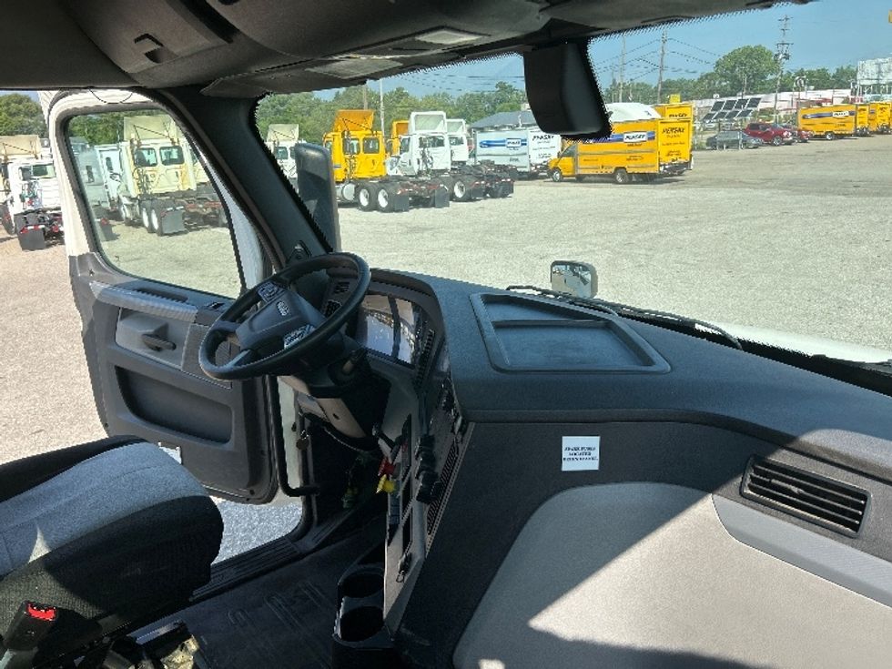 Day Cab Tractor-Heavy Duty Tractors-Freightliner-2019-T12664ST-Flint-MI-767,633\n\t\tmiles-$ 26,750 - Image 14