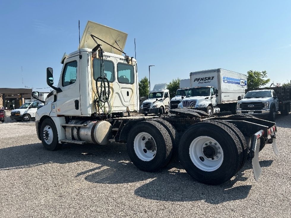 Day Cab Tractor-Heavy Duty Tractors-Freightliner-2019-T12664ST-Flint-MI-767,633\n\t\tmiles-$ 26,750 - Image 5