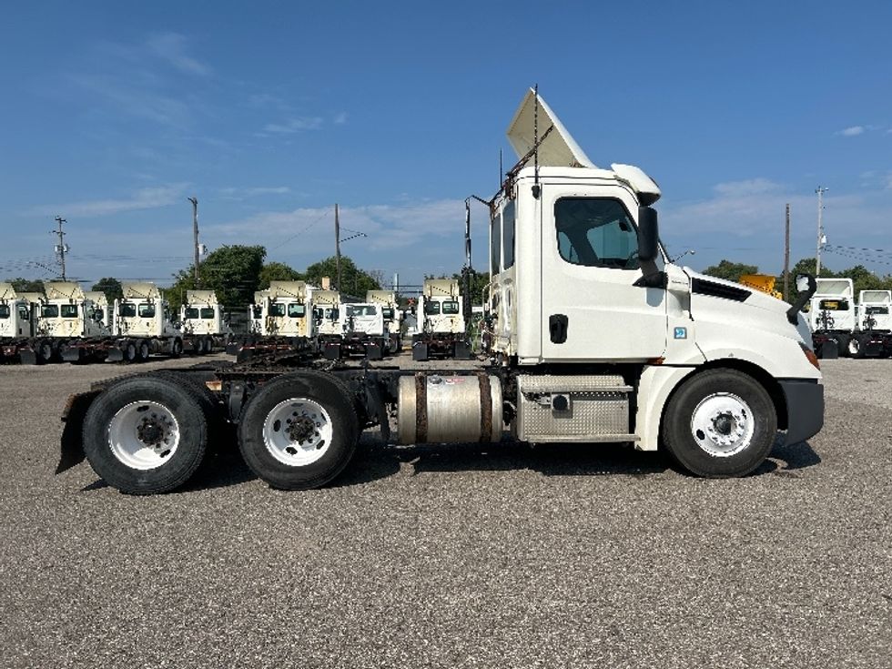 Day Cab Tractor-Heavy Duty Tractors-Freightliner-2019-T12664ST-Flint-MI-767,633\n\t\tmiles-$ 26,750 - Image 8
