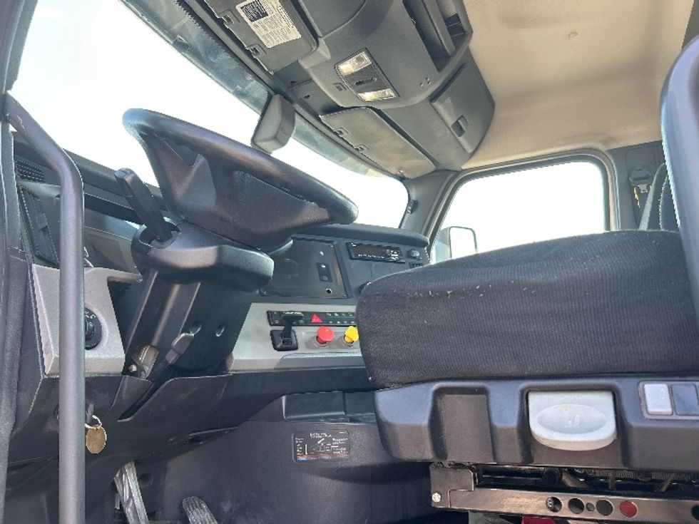 Day Cab Tractor-Heavy Duty Tractors-Freightliner-2019-T12664ST-Flint-MI-767,633\n\t\tmiles-$ 26,750 - Image 9
