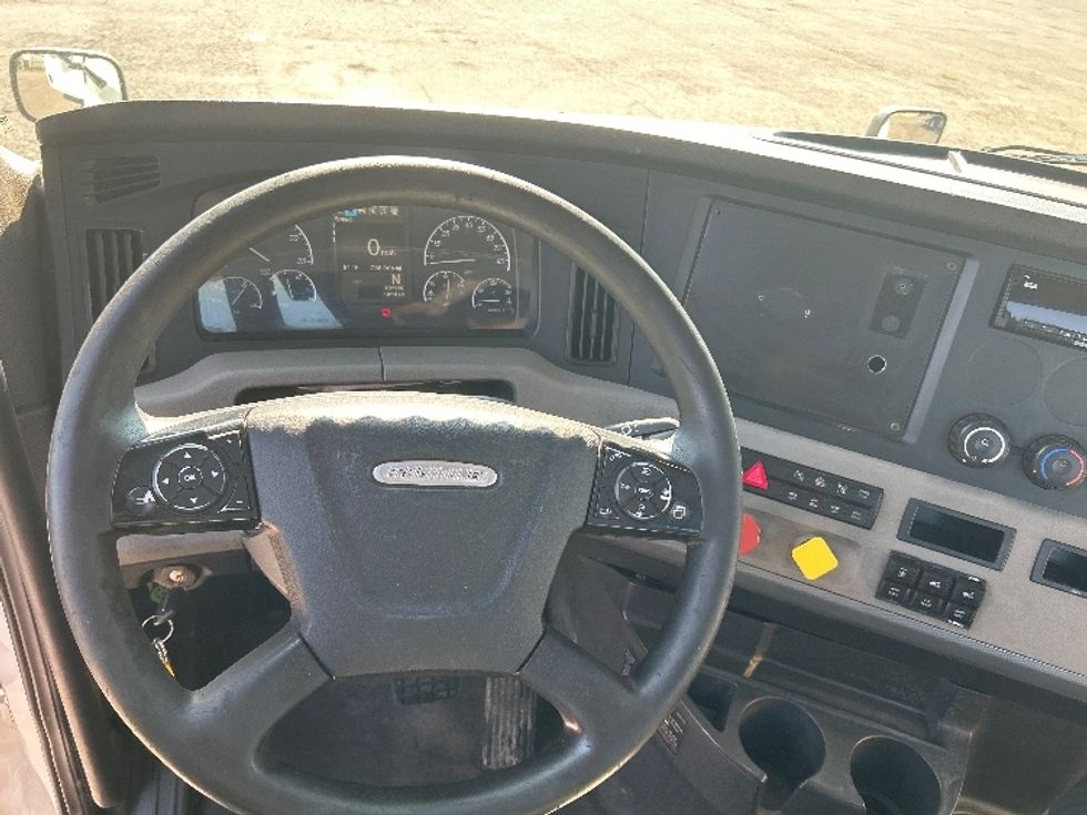 Day Cab Tractor-Heavy Duty Tractors-Freightliner-2019-T12664ST-Flint-MI-768,065\n\t\tmiles-$ 26,750 - Image 10