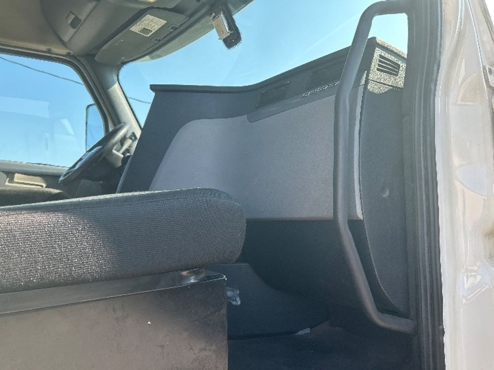 Day Cab Tractor-Heavy Duty Tractors-Freightliner-2019-T12664ST-Flint-MI-768,065\n\t\tmiles-$ 26,750 - Image 11