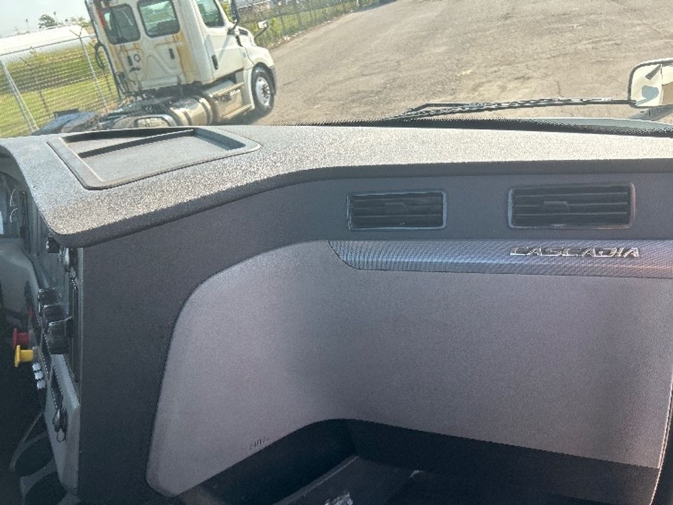 Day Cab Tractor-Heavy Duty Tractors-Freightliner-2019-T12664ST-Flint-MI-768,065\n\t\tmiles-$ 26,750 - Image 12