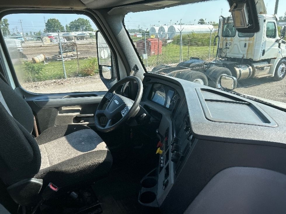 Day Cab Tractor-Heavy Duty Tractors-Freightliner-2019-T12664ST-Flint-MI-768,065\n\t\tmiles-$ 26,750 - Image 13