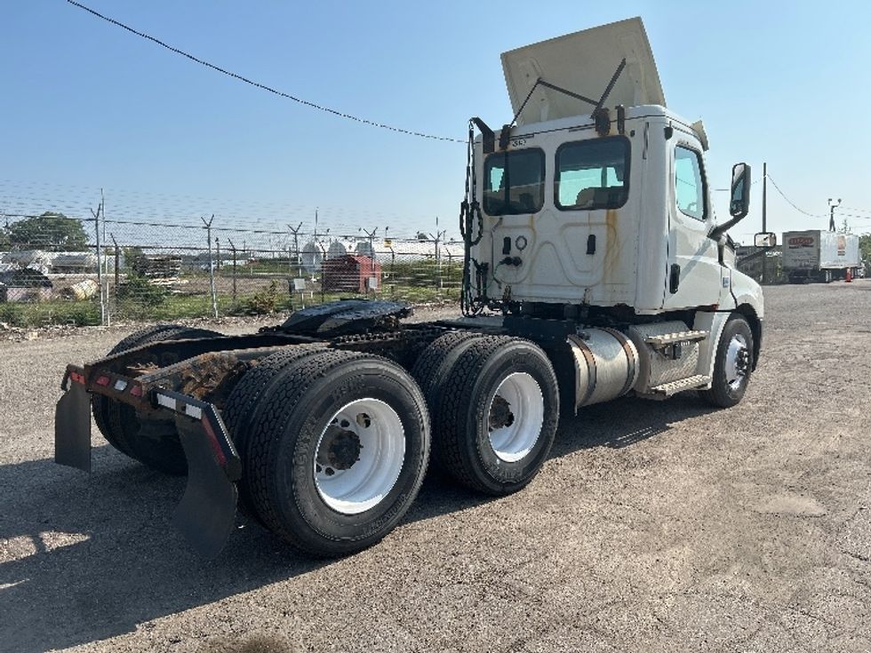 Day Cab Tractor-Heavy Duty Tractors-Freightliner-2019-T12664ST-Flint-MI-768,065\n\t\tmiles-$ 26,750 - Image 6