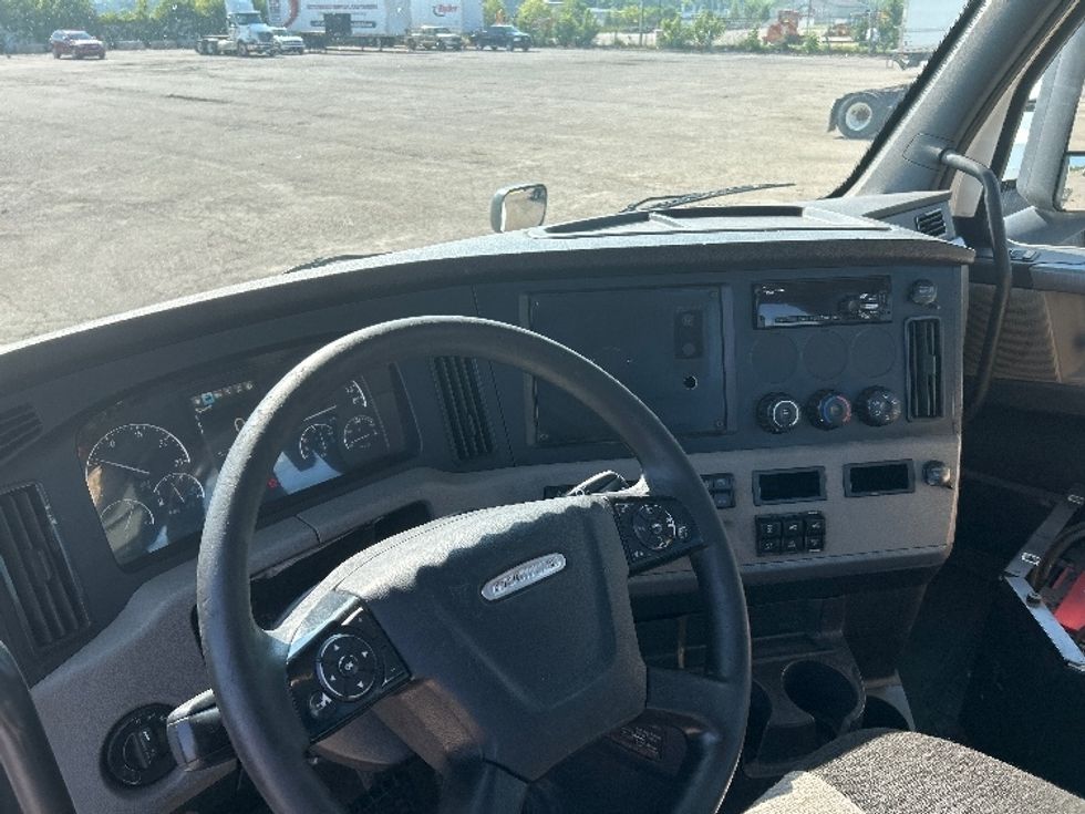 Day Cab Tractor-Heavy Duty Tractors-Freightliner-2019-T12664ST-Flint-MI-768,065\n\t\tmiles-$ 26,750 - Image 9