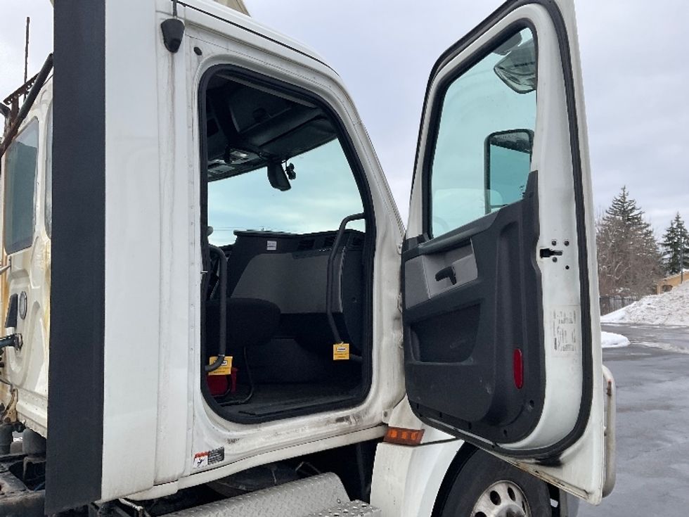 Day Cab Tractor-Heavy Duty Tractors-Freightliner-2019-T12664ST-Flower Mound-TX-339,021\n\t\tmiles-$ 46,000 - Image 12