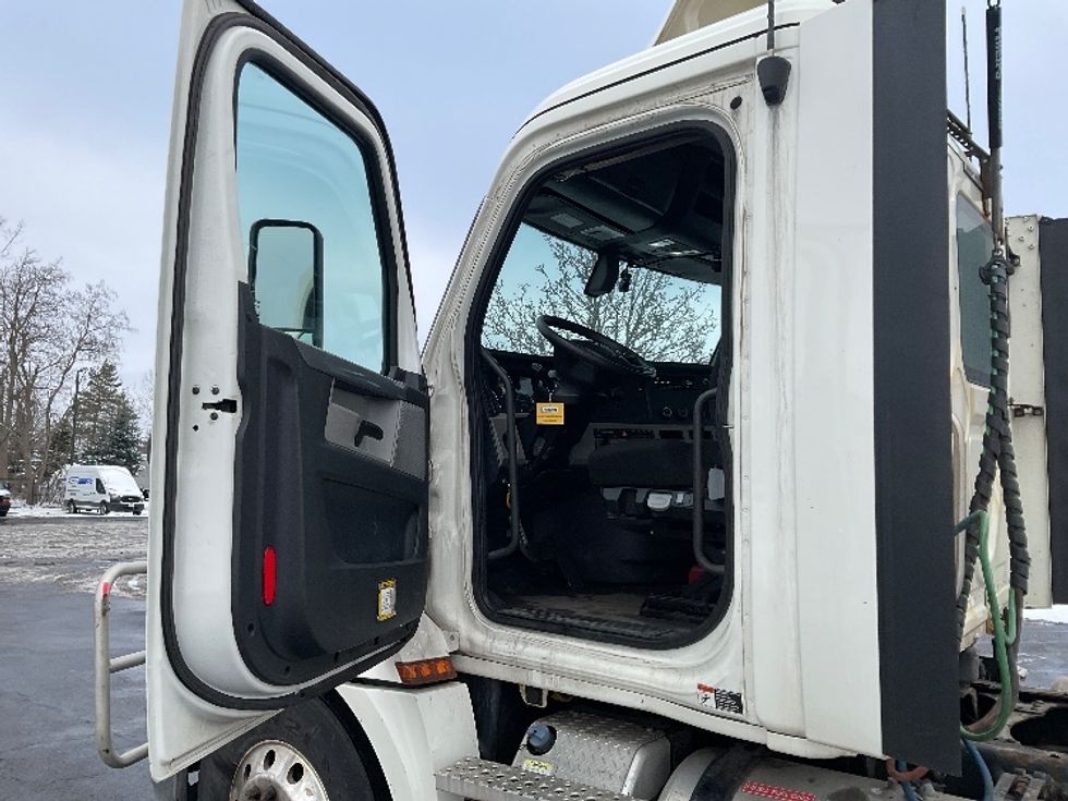 Day Cab Tractor-Heavy Duty Tractors-Freightliner-2019-T12664ST-Flower Mound-TX-339,021\n\t\tmiles-$ 46,000 - Image 9
