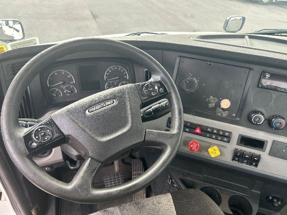 Day Cab Tractor-Heavy Duty Tractors-Freightliner-2019-T12664ST-Flower Mound-TX-488,522\n\t\tmiles-$ 40,000 - Image 11