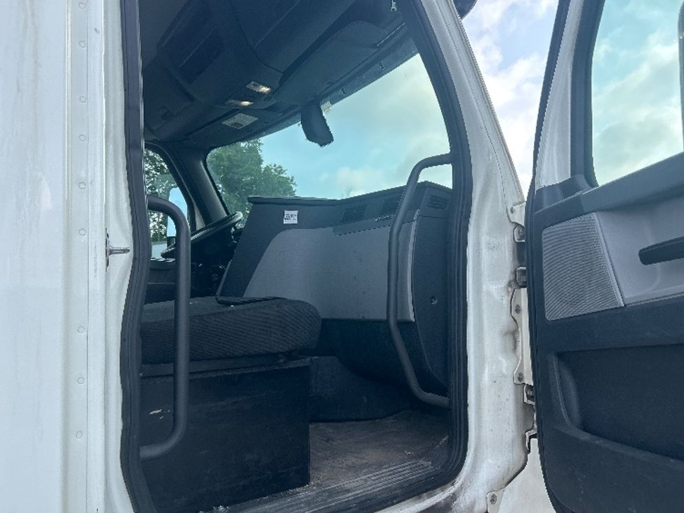 Day Cab Tractor-Heavy Duty Tractors-Freightliner-2019-T12664ST-Flower Mound-TX-488,522\n\t\tmiles-$ 40,000 - Image 12