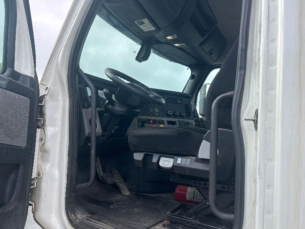 Day Cab Tractor-Heavy Duty Tractors-Freightliner-2019-T12664ST-Flower Mound-TX-488,522\n\t\tmiles-$ 40,000 - Image 9