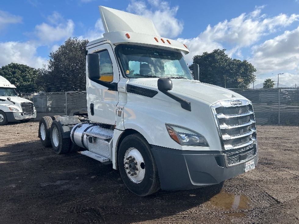 Day Cab Tractor-Heavy Duty Tractors-Freightliner-2019-T12664ST-Fontana-CA-143,327\n\t\tmiles-$ 59,250 - Image 1