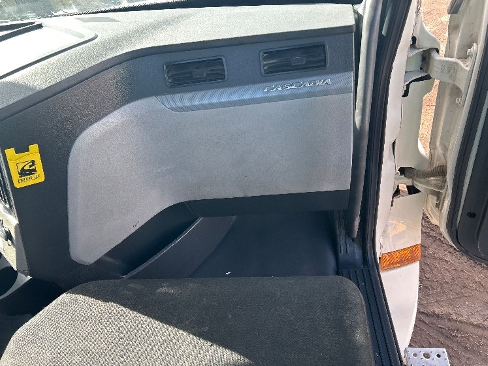 Day Cab Tractor-Heavy Duty Tractors-Freightliner-2019-T12664ST-Fontana-CA-143,327\n\t\tmiles-$ 59,250 - Image 13