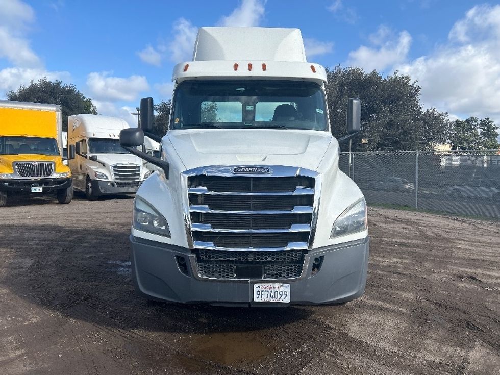 Day Cab Tractor-Heavy Duty Tractors-Freightliner-2019-T12664ST-Fontana-CA-143,327\n\t\tmiles-$ 59,250 - Image 2