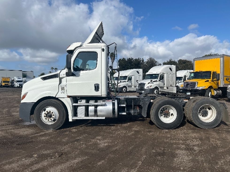 Day Cab Tractor-Heavy Duty Tractors-Freightliner-2019-T12664ST-Fontana-CA-143,327\n\t\tmiles-$ 59,250 - Image 4