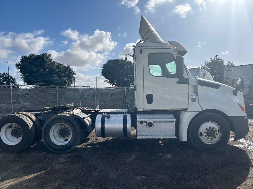 Day Cab Tractor-Heavy Duty Tractors-Freightliner-2019-T12664ST-Fontana-CA-143,327\n\t\tmiles-$ 59,250 - Image 8