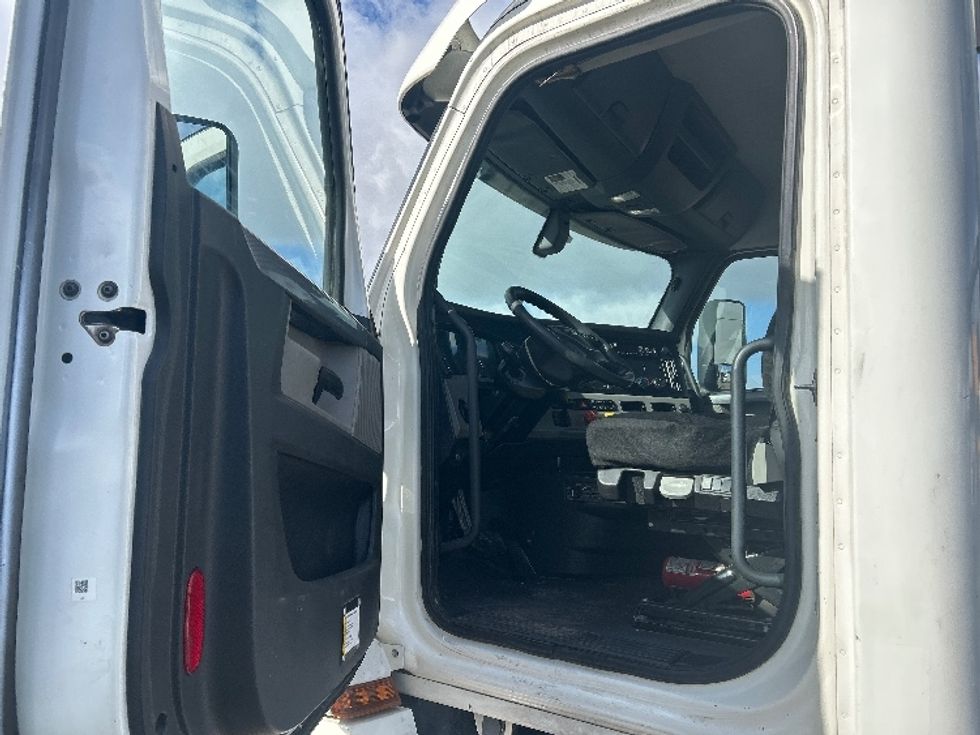 Day Cab Tractor-Heavy Duty Tractors-Freightliner-2019-T12664ST-Fontana-CA-143,327\n\t\tmiles-$ 59,250 - Image 9