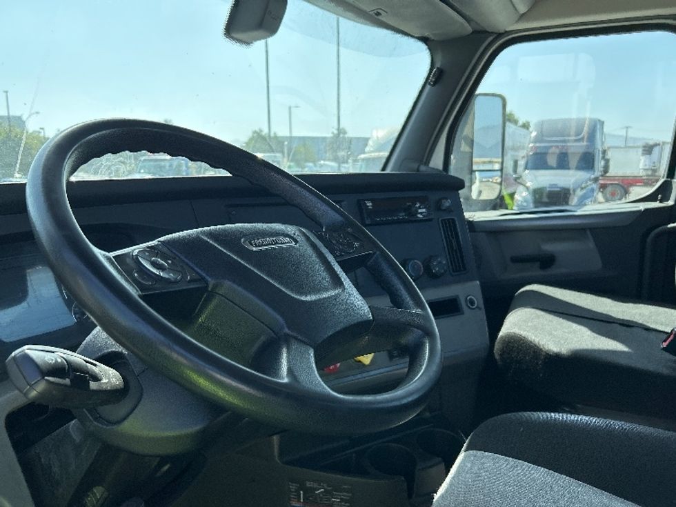 Day Cab Tractor-Heavy Duty Tractors-Freightliner-2019-T12664ST-Fontana-CA-159,964\n\t\tmiles-$ 63,250 - Image 10