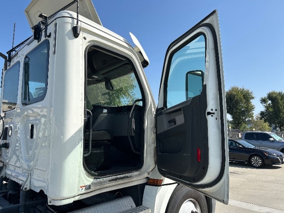 Day Cab Tractor-Heavy Duty Tractors-Freightliner-2019-T12664ST-Fontana-CA-159,964\n\t\tmiles-$ 63,250 - Image 12