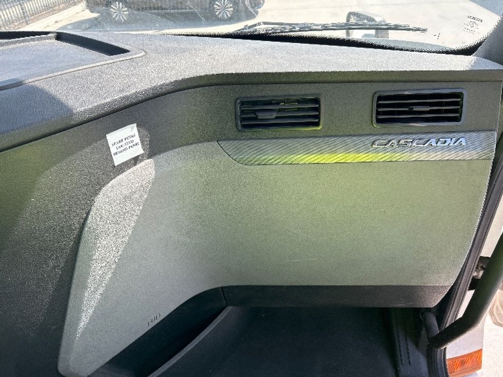 Day Cab Tractor-Heavy Duty Tractors-Freightliner-2019-T12664ST-Fontana-CA-159,964\n\t\tmiles-$ 63,250 - Image 13