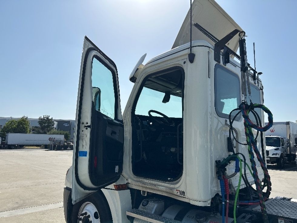 Day Cab Tractor-Heavy Duty Tractors-Freightliner-2019-T12664ST-Fontana-CA-159,964\n\t\tmiles-$ 63,250 - Image 9