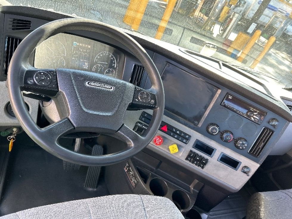 Day Cab Tractor-Heavy Duty Tractors-Freightliner-2019-T12664ST-Fontana-CA-166,440\n\t\tmiles-$ 60,000 - Image 11